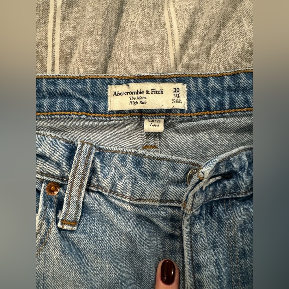 A&F Curve Love High Rise Mom Jean - 30/10R